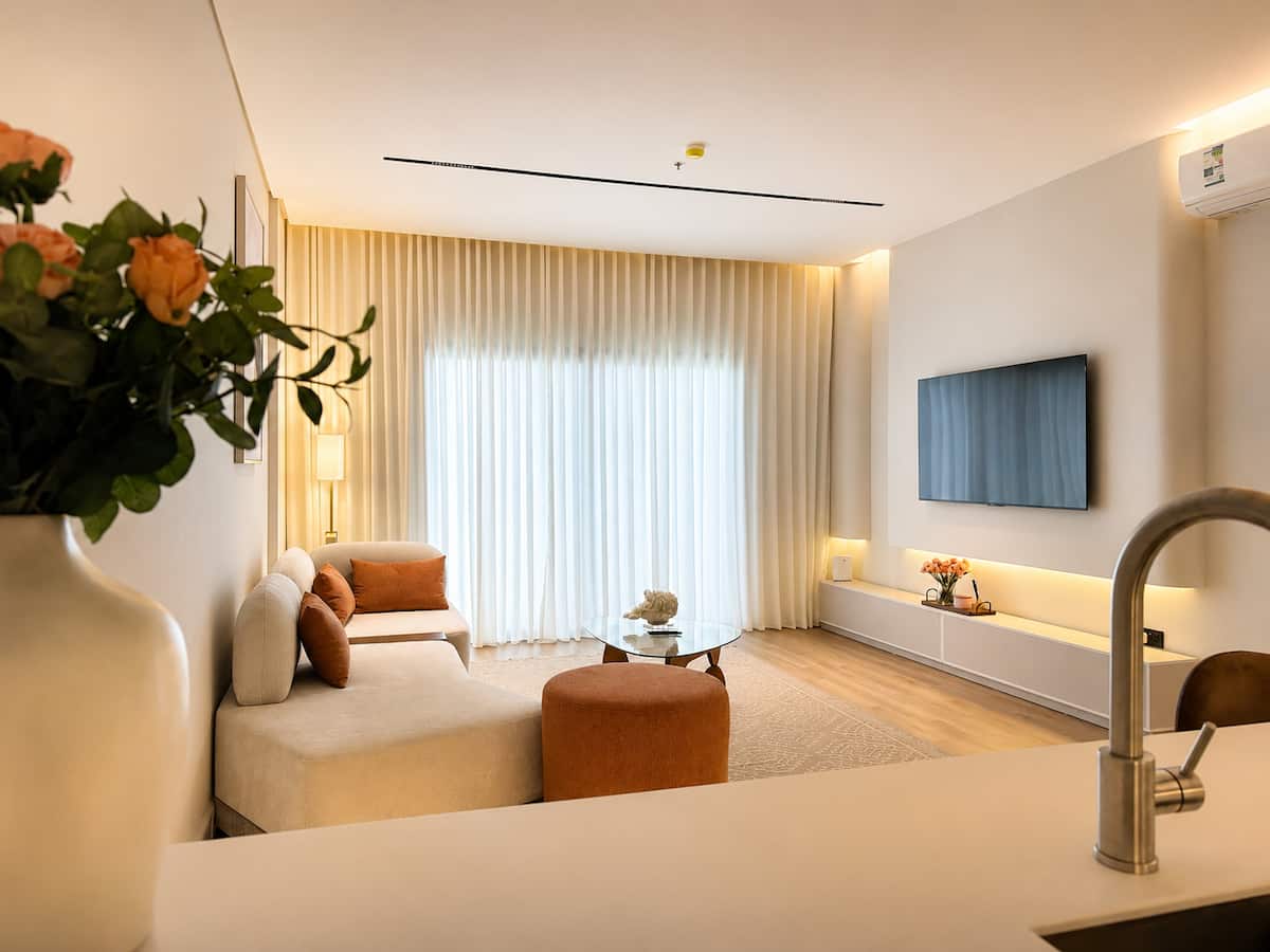 Warm living room in the Rihab lake view apartment