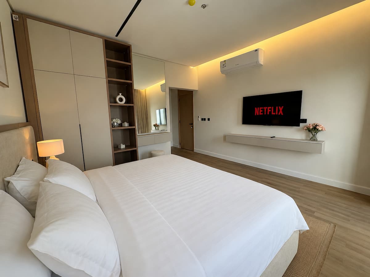 Bedroom with wall-mounted TV in the Rihab lake view apartment
